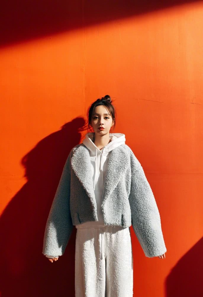 美女沈梦辰毛绒外套配白色阔腿裤,不显臃肿却凹出大长腿