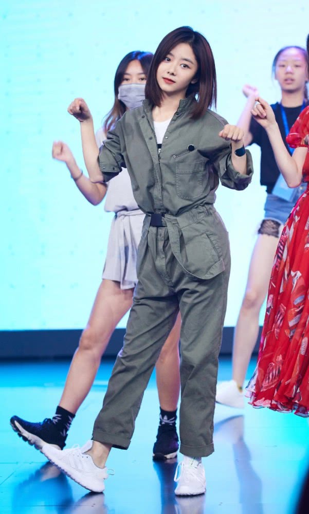 美女谭松韵穿水雾蓝抹胸开叉裙,淡雅又有少女感