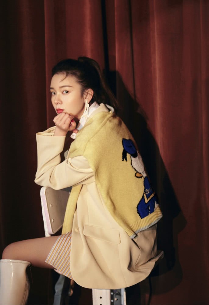 美女金晨穿衬衫短裤配西装，温暖又帅气