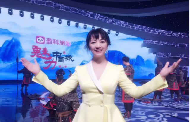 罗海琼穿西装配阔腿裤太惊艳,红唇性感美出国际范