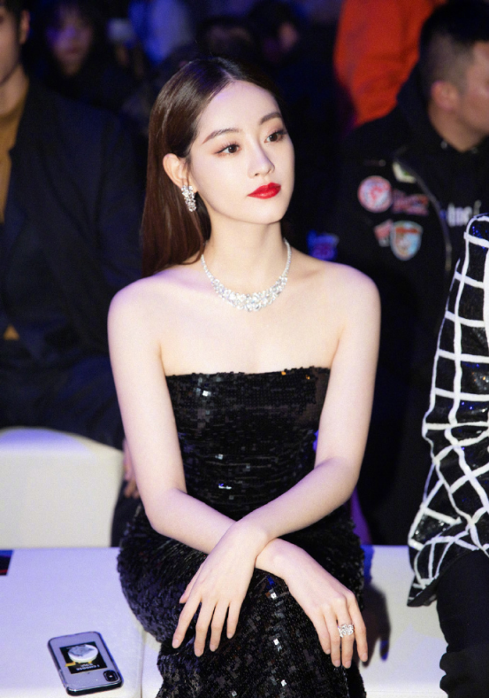 美女祝绪丹穿黑色抹胸礼服太性感,被这身造型惊艳到了