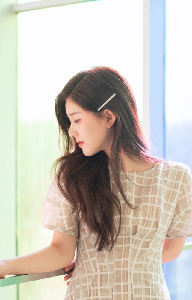 她被称作赵丽颖的接班人，虽有“均匀脸”，但侧颜的美无人能比！