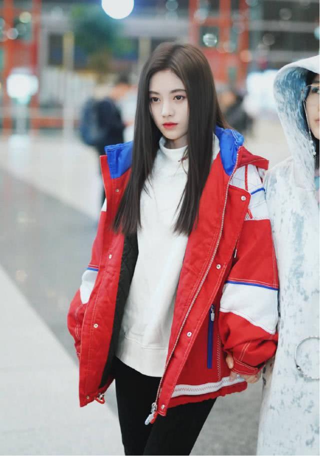美女鞠婧祎穿牛角大衣配牛仔裤走机场,扎高丸子头太可爱