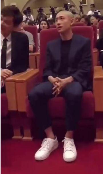 张一山的求生欲有多强？本想跷二郎腿，发现有镜头后反应太可爱