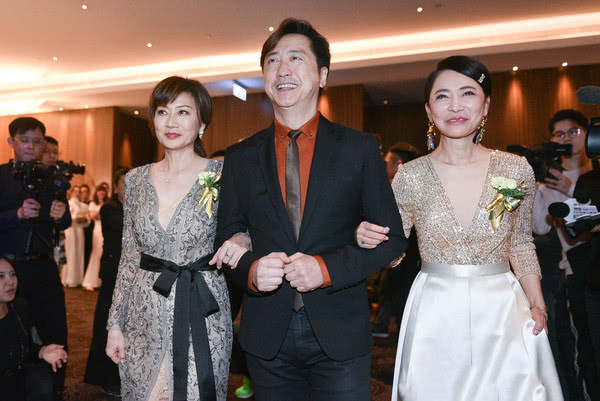 柴智屏抢女儿婚礼风头,礼服好大胆,一手捧红的巨星一个都不来