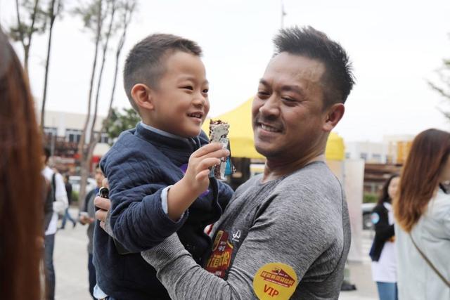 48岁王学兵近照:两段婚姻皆净身出户,今娶小15岁主播超幸福