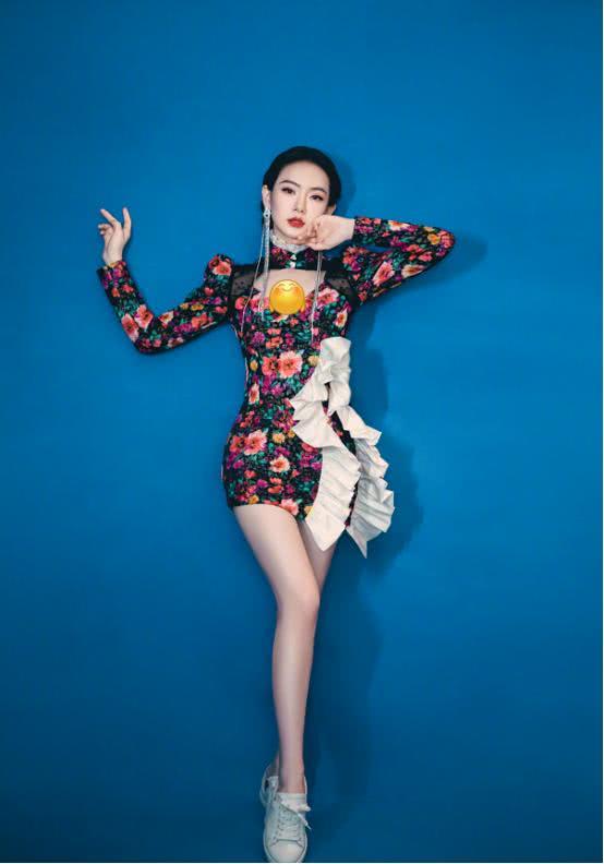 美女戚薇为了美也是拼了，穿印花裙录节目，裙子都短到胯骨边了