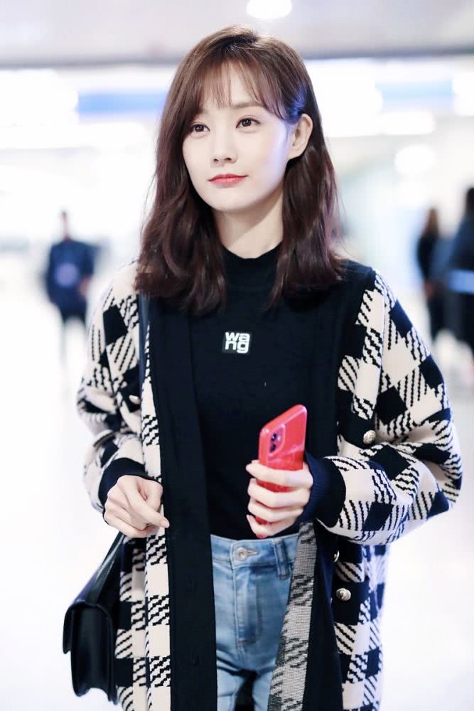 李一桐机场街拍好美，穿针织开衫优雅高级，不愧剧剧都是女主角
