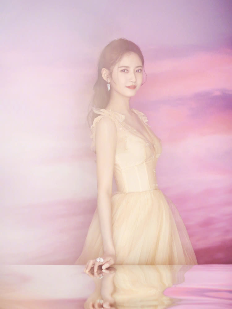 陈钰琪和林允儿这两位清纯美女,双双挑战黄色纱裙,却各有自己独特的美