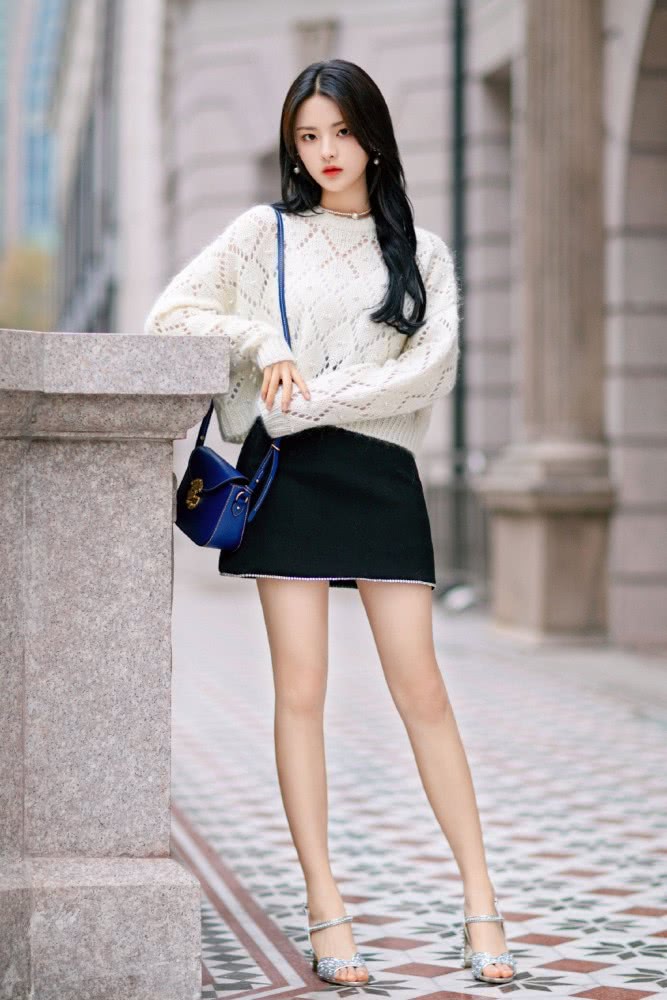 美女杨超越穿毛衣配半裙,秀长腿美成漫画女主