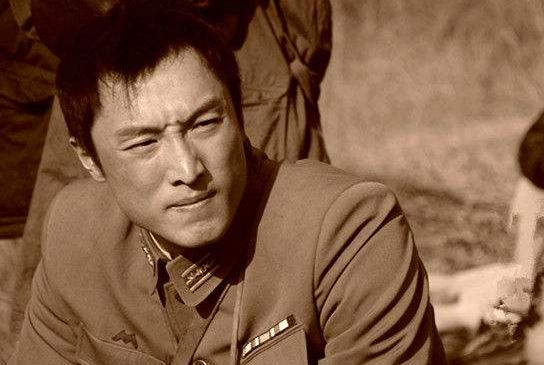 这两位男演员名字只有一字之差，长的还这么像，太神奇了！