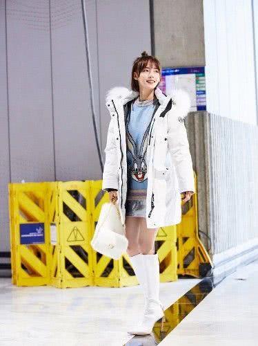 美女张嘉倪穿雾霾蓝长裙,美得不可方物,这气质太迷人