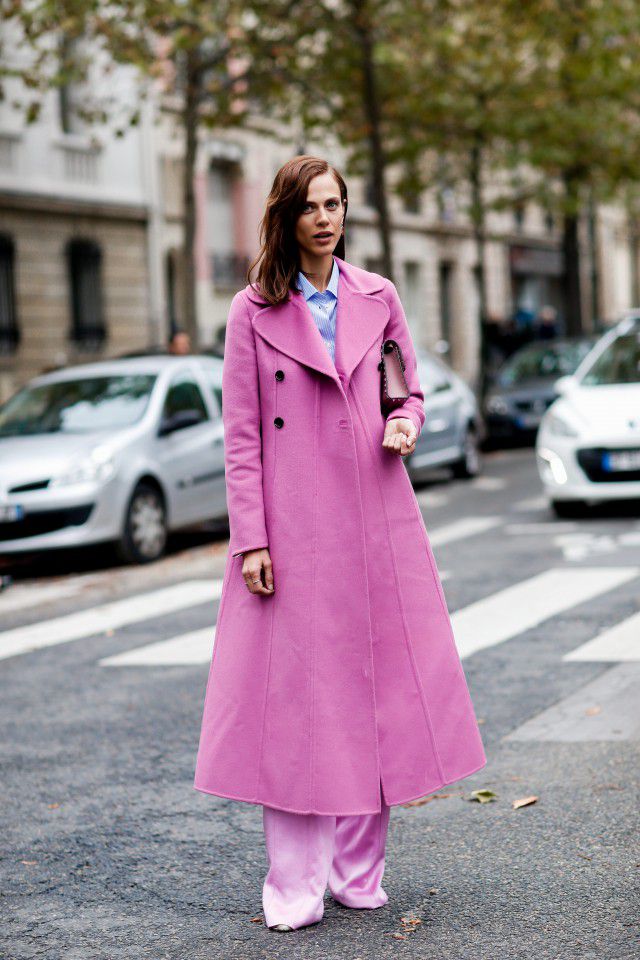 粉色外套配什么颜色的打底衫，冬季粉色外套搭配技巧