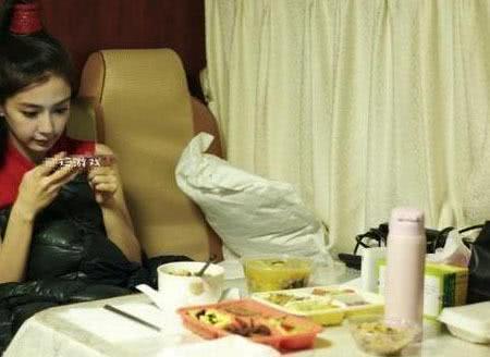 剧组盒饭也分三六九等,明星大鱼大肉,群演大米配白开水