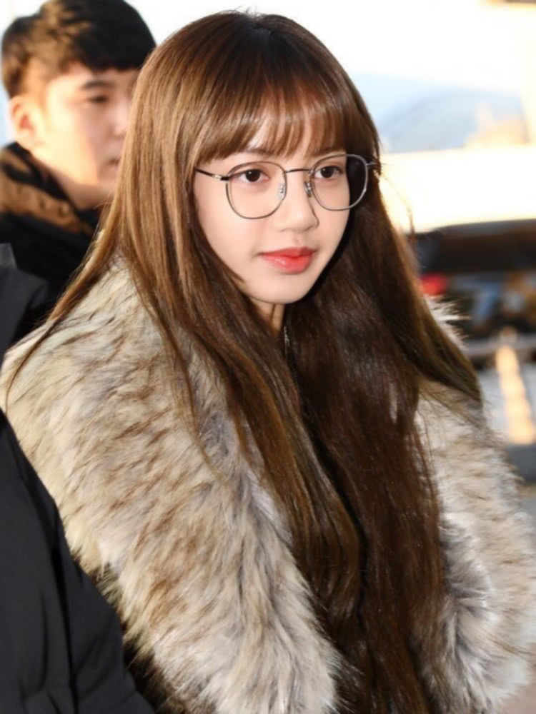 LISA现身机场，穿毛绒大衣太吸睛，不愧是“泰国甜豆”！