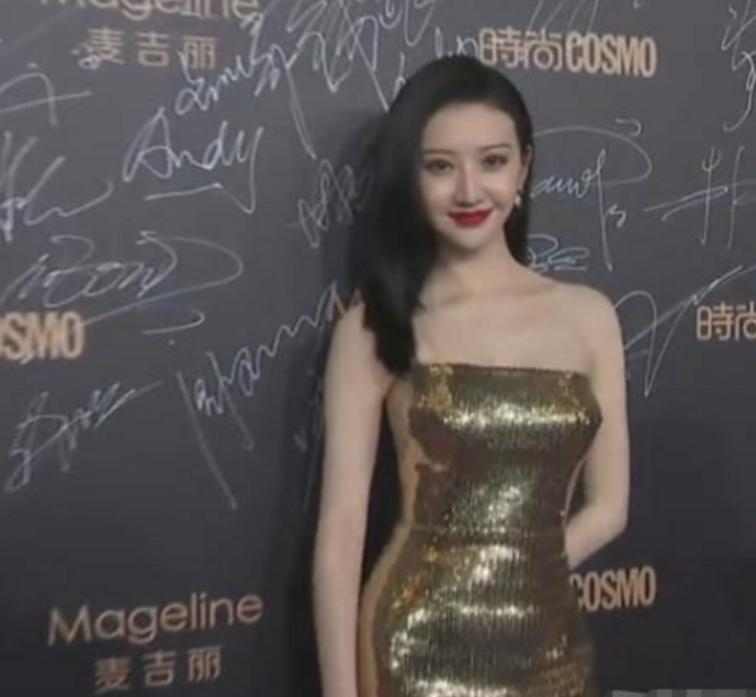 女星红毯斗艳，刘诗诗低胸尽显优雅，热巴深沟火辣，景甜瓷肌亮瞎