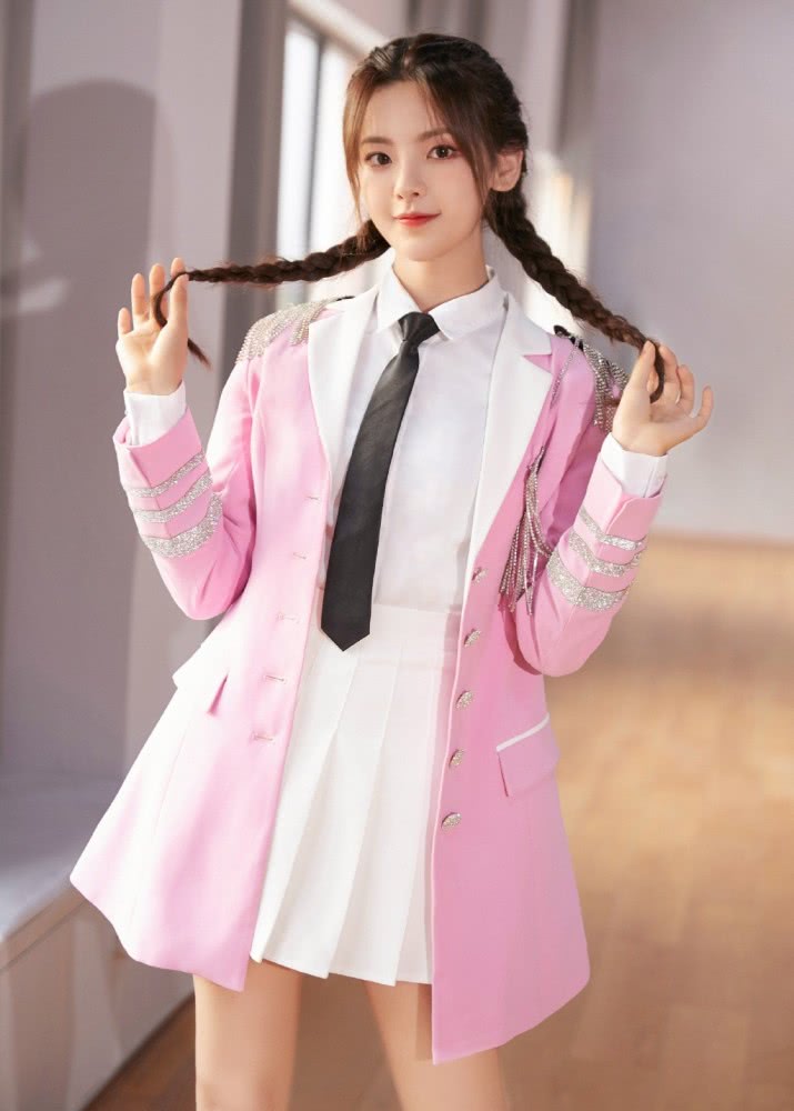 美女杨超越穿毛衣配半裙,秀长腿美成漫画女主