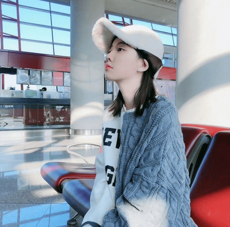 冯提莫现身澳门,机场遍布宣传海报,网友:不愧是当红歌星