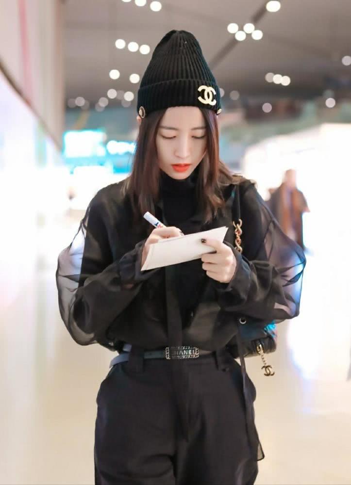 美女周雨彤一袭灰色长纱裙现身，完美勾勒肩颈线条，带着少女的灵动感