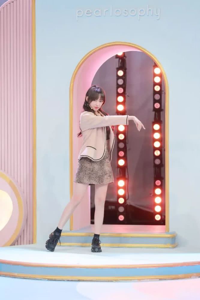 美女程潇踩塑料高跟鞋走红毯,穿上西装看着像120斤