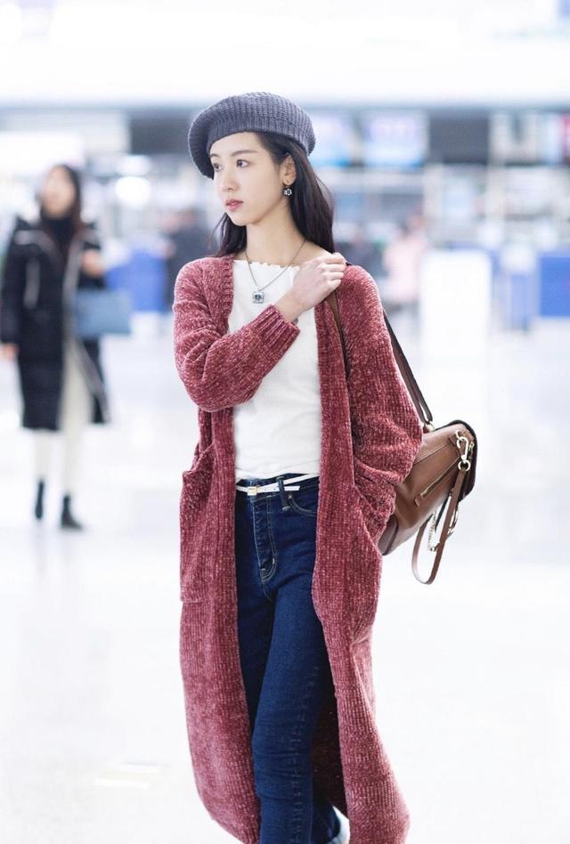 美女校花陈都灵机场街拍:穿长款开衫配牛仔裤,贝雷帽时尚洋气