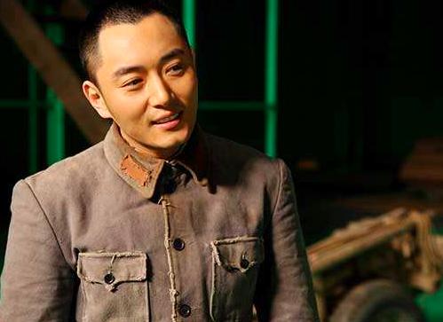 这两位男演员名字只有一字之差，长的还这么像，太神奇了！