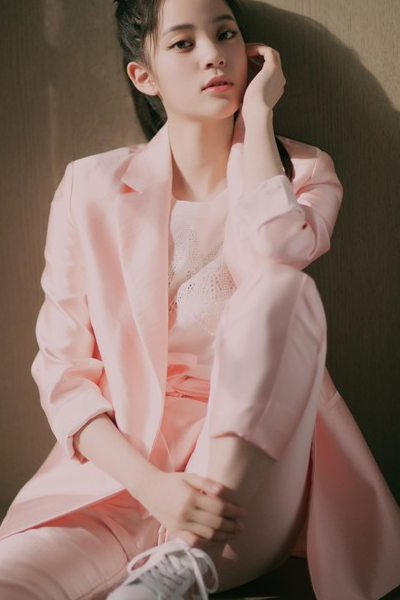 欧阳娜娜穿“睡衣加棉拖”出席圣诞派对，居家打扮，网友：潇洒又开放