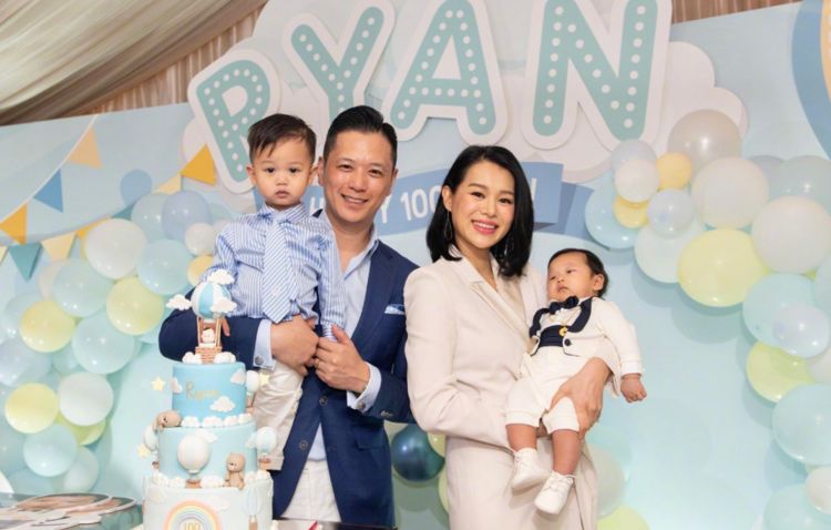 胡杏儿分享结婚四周年,谁留意到两个儿子?说是双胞胎都有人相信