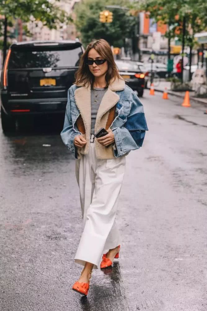 今年秋冬别穿大衣了，羊羔毛外套才是时尚首选！