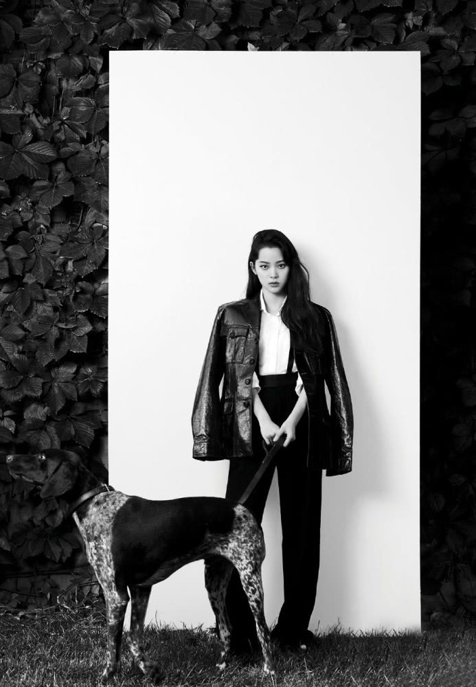 欧阳娜娜穿亮钻粉色轻纱裙，配卷发甜美又帅气