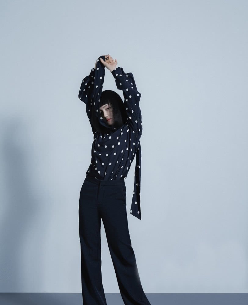 美女李兰迪穿泰迪熊大衣，配黑发尽显清纯女人味