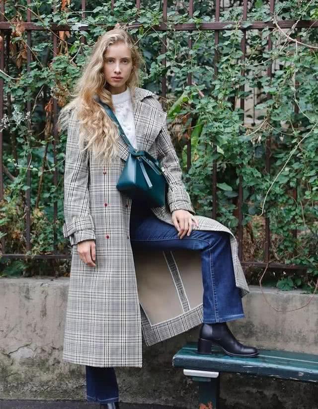 欧美街拍：会打扮的女人穿大衣都会选这4种内搭，美得高级还显气质