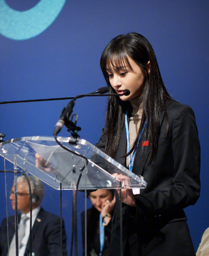 有种“整容”叫郑爽联合国发言，当她卸妆素颜出镜后，网友瞬间沸腾了