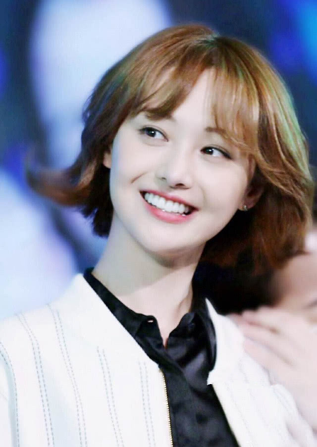 “空气刘海”失宠了，现在流行“法式刘海”，无论长发短发都适合