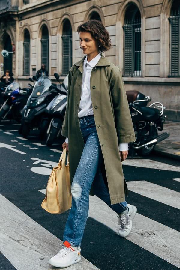 欧美街拍：会打扮的女人穿大衣都会选这4种内搭，美得高级还显气质