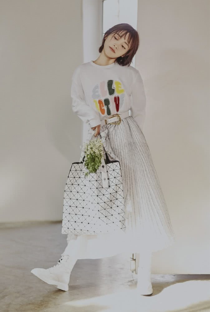 小美女沈月穿字母卫衣配条纹裙，清新又甜美