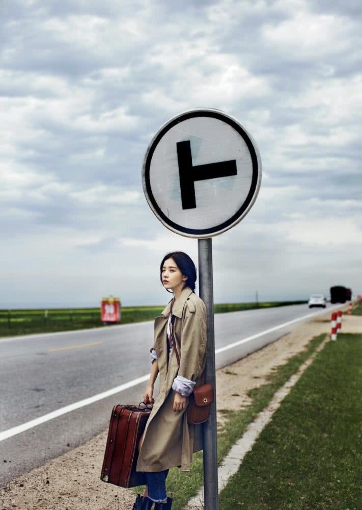 美女阚清子剪短发太高级,波波头搭配黑色外套个性十足,美呆了