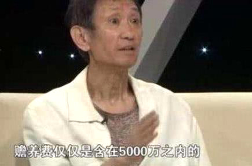 刚出生就被父亲扔进垃圾桶,今女儿走红,父亲却索要千万养老金!