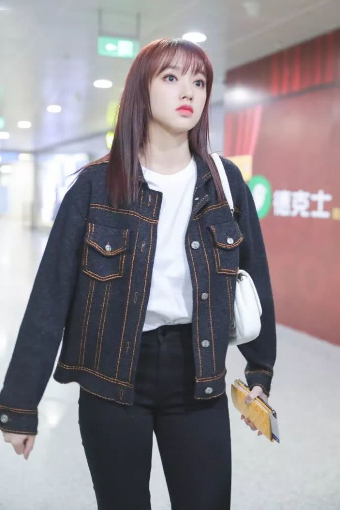 美女程潇踩塑料高跟鞋走红毯,穿上西装看着像120斤