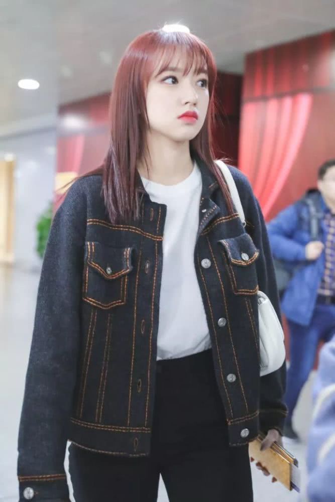 美女程潇踩塑料高跟鞋走红毯,穿上西装看着像120斤