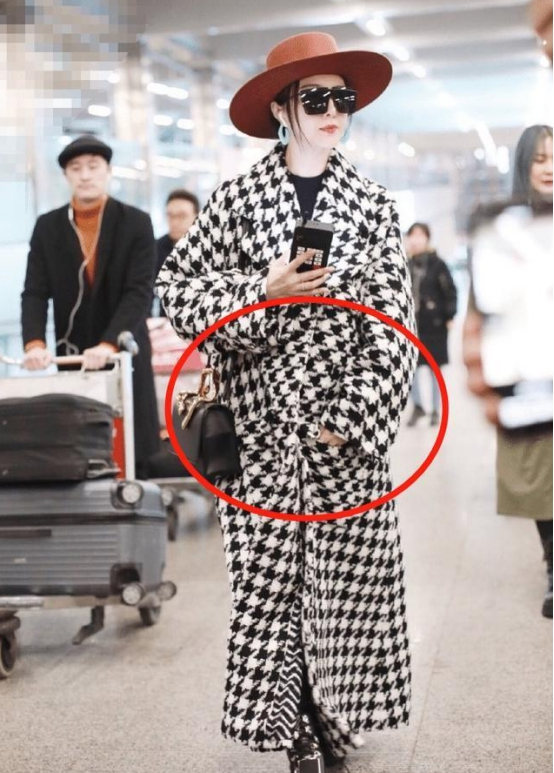 范冰冰身穿香奈儿大衣现身机场，挺孕肚参加盛典？将要复出？