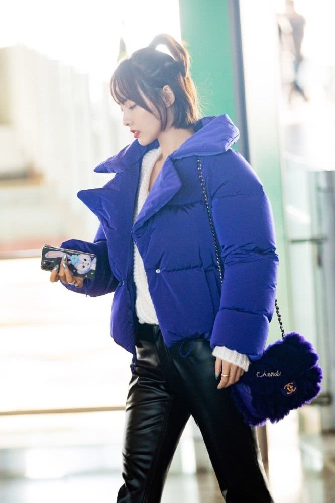 张嘉倪穿针织衫配皮裤,凹出酷帅少女感