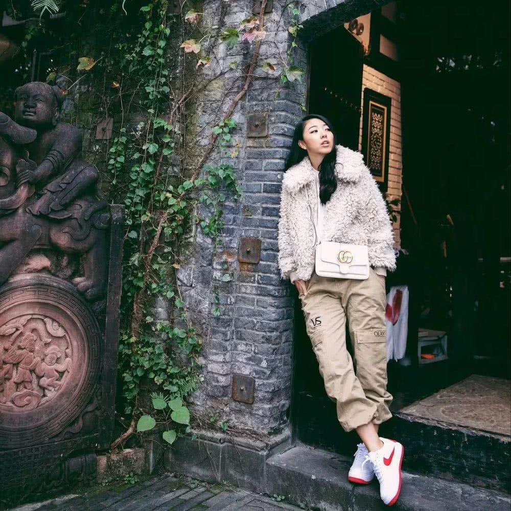 今年秋冬别穿大衣了，羊羔毛外套才是时尚首选！