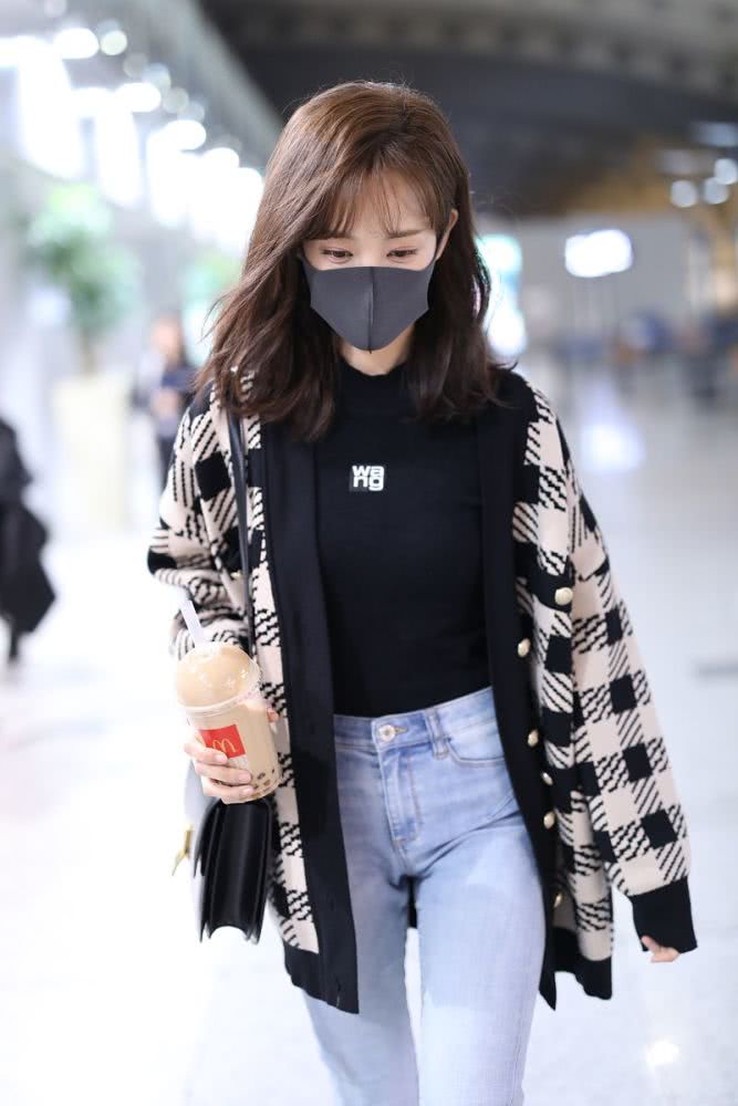 李一桐机场街拍好美，穿针织开衫优雅高级，不愧剧剧都是女主角