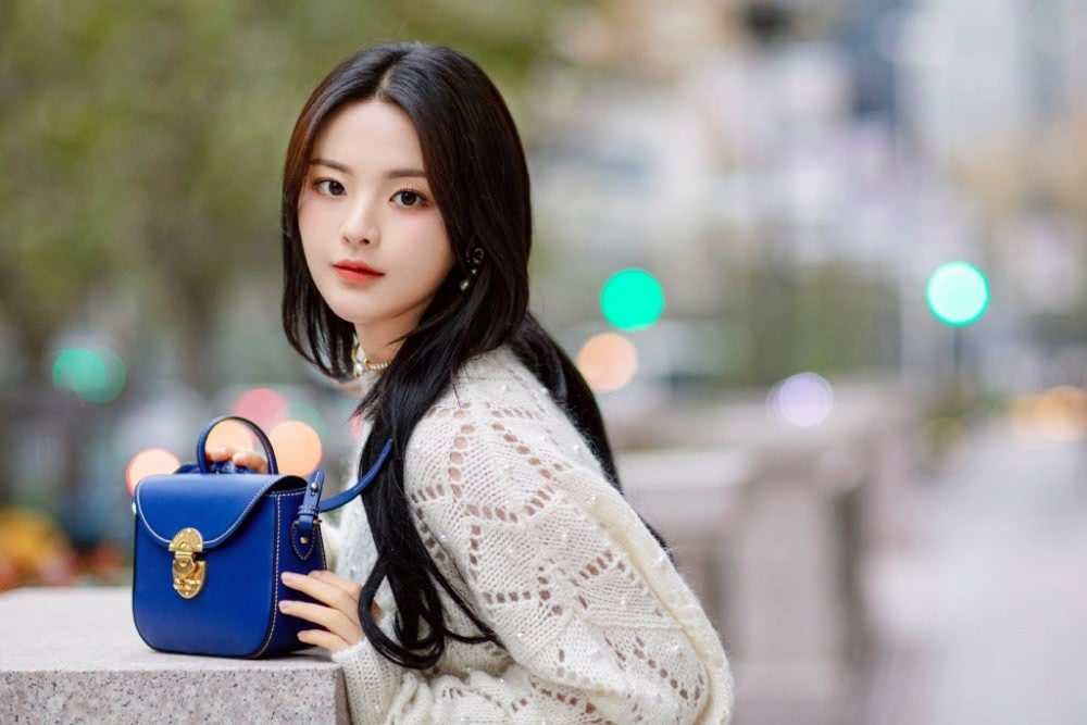 美女杨超越穿毛衣配半裙,秀长腿美成漫画女主