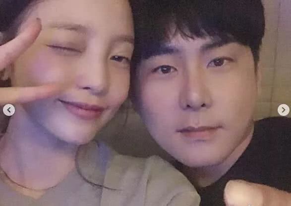 具荷拉去世15天，哥哥晒其童年照：我们荷拉小时候也很漂亮，想你