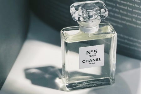 1557826019733731.jpg 香奈儿五号香水为何经典?曾经它也被大众误解