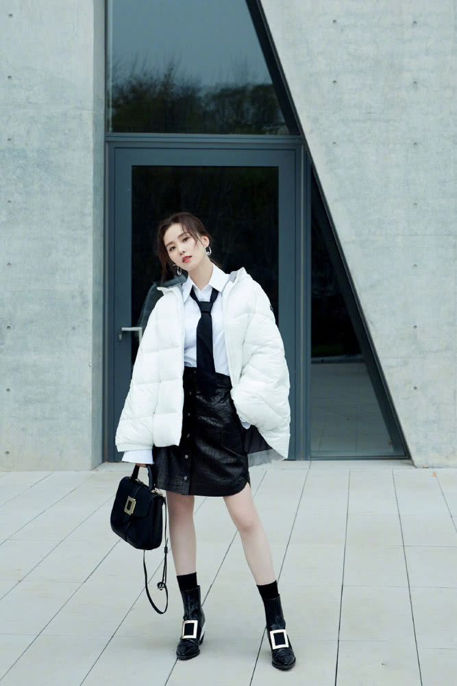 气质美女刘诗诗产子后逆生长?衬衫领带棉袄配皮裙,每一帧都是画报