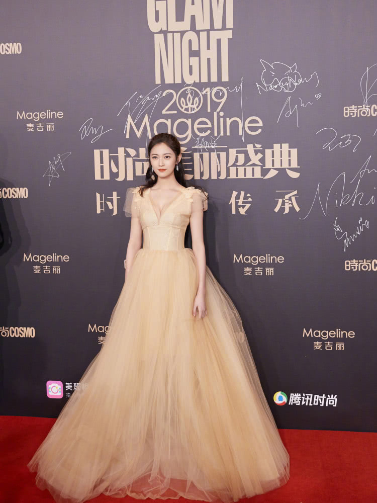 陈钰琪和林允儿这两位清纯美女,双双挑战黄色纱裙,却各有自己独特的美