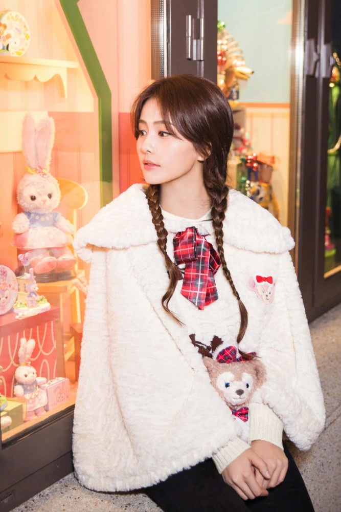 美女白鹿橘色毛绒外套配运动裤,毛拖鞋太可爱